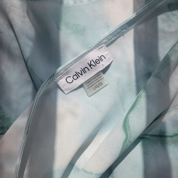 Beautiful Calvin Klein Blouse - Picture 6 of 8